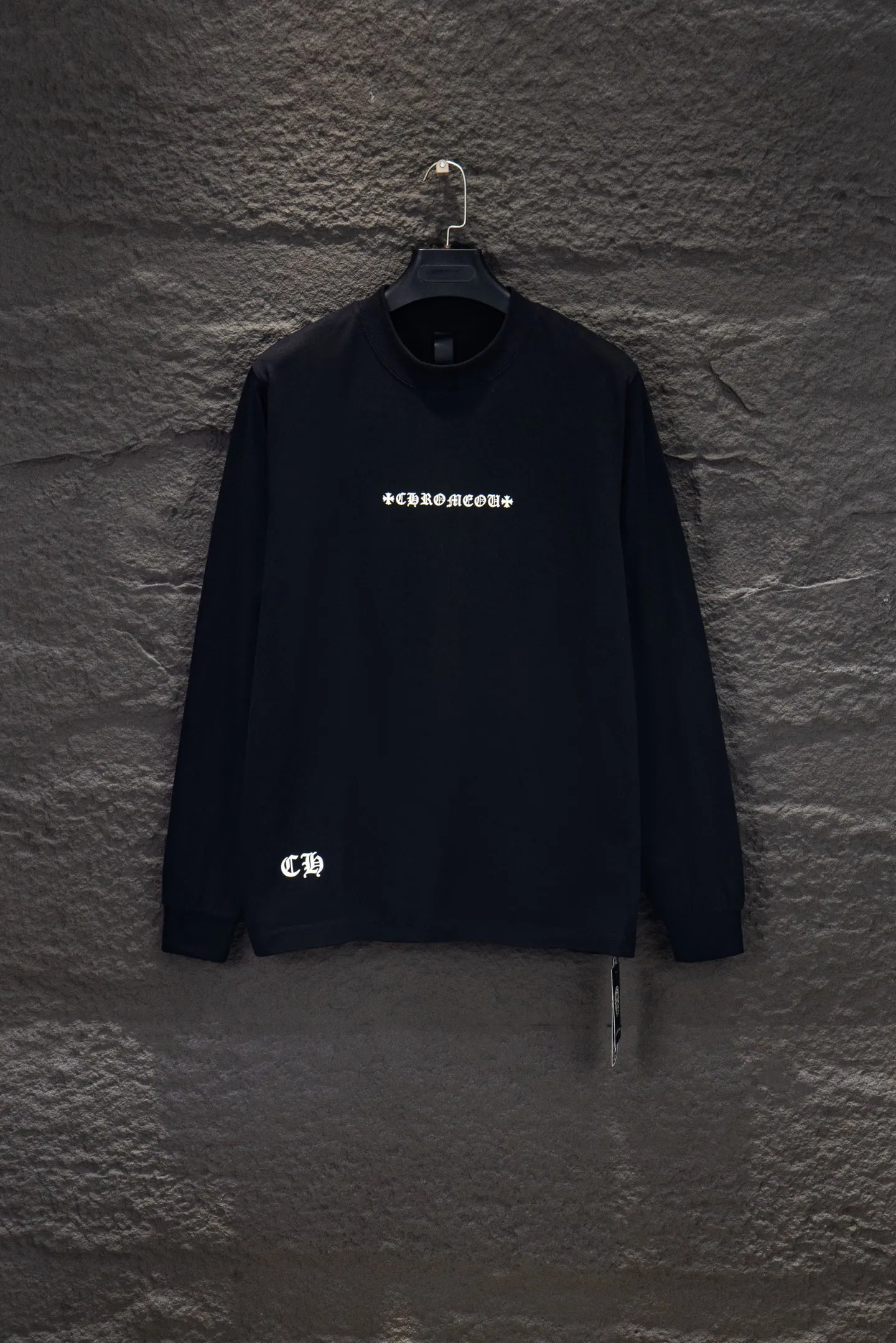 P230 🆕Chrome Hearts os version is really charming and the Crow style is really unique. Each season’s new version is made to the extreme. It is very practical and can be worn casually✔️ - ⚠️100% cotton. It is made of 21 double yarns, 300g weight fabric and imported knitted carded cotton. It has moderate thickness, drape and contour, and the upper body is comfortable! ! It is very tolerant to fat body types and can instantly lose five pounds after wearing it!  Front panel # Back panel Neckline Silicone elements # Imported silicone technology using advanced technology. The body is treated with silicone elements, which greatly increases the interest of the clothing; unique visual effects. After special fraying effect treatment, a unique distressed effect is formed. An irregular hem is added to the version. This year, Crow Heart is focusing on the version. In the past two years, the oversize version has become the focus of the trend. It has also been a popular staple in the past two years. The change of designers has made this brand an instant hit. The progressive fashion of the times also needs the blood impact of fresh elements and trendy designs in order to continue its glory! It’s stylish both inside and outside, a must-have for high street travel! An absolute "eye-catching style" that can match couples 💏 Color: Black White Size: S M L XL